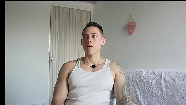 Snapshot of Muscle_King_Cum chatting on 05-12-26, 01:41 Muscle King Cum online show from 05-12-26, 01:41