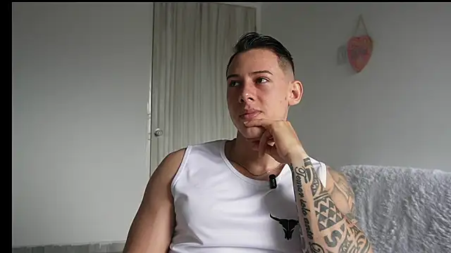 Snapshot of Muscle_King_Cum chatting on 05-13-26, 01:19 Muscle King Cum online show from 05-13-26, 01:19