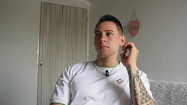 Snapshot of Muscle_King_Cum chatting on 05-18-26, 02:56 Muscle King Cum online show from 05-18-26, 02:56