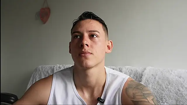 Snapshot of Muscle_King_Cum chatting on 06-06-26, 02:00 Muscle King Cum online show from 06-06-26, 02:00