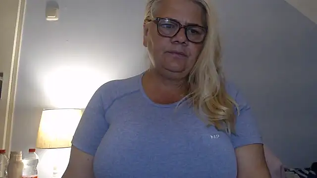 Snapshot of hotladymoon chatting on 07-27-26, 07:10 hotladymoon online show from 07-27-26, 07:10