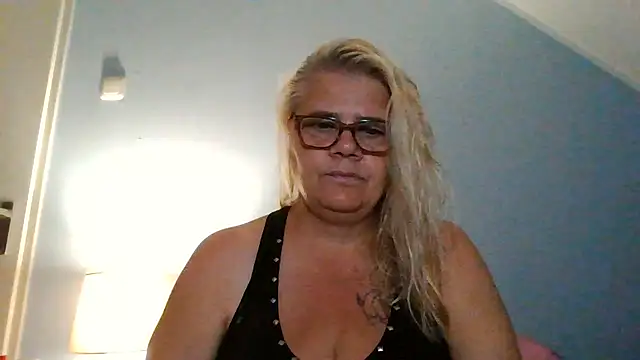 Snapshot of hotladymoon chatting on 07-28-26, 08:52 hotladymoon online show from 07-28-26, 08:52