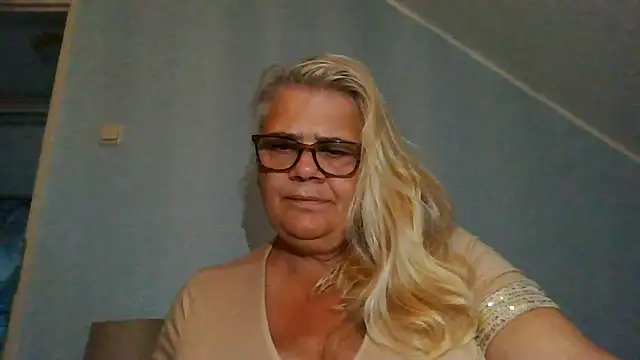 Snapshot of hotladymoon chatting on 07-30-26, 06:07 hotladymoon online show from 07-30-26, 06:07