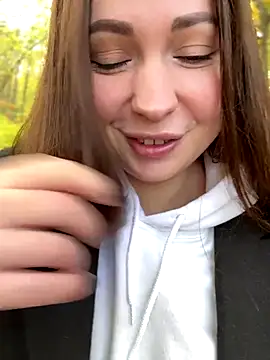 Snapshot of dreams4u chatting on 10-22-25, 10:37 dreams4u online show from 10-22-25, 10:37