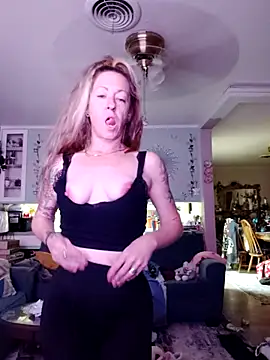 Snapshot of DanyThrash chatting on 01-18-26, 11:47 DanyThrash online show from 01-18-26, 11:47