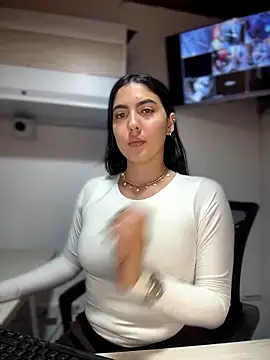 MarianaBenz online show from 05-17-26, 12:30