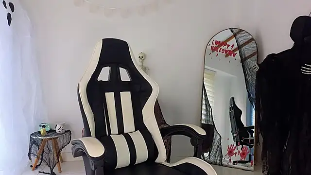 KristennBlue online show from 10-23-25, 04:17