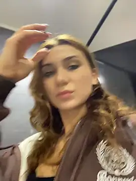 QuitieLia online show from 04-21-26, 01:39