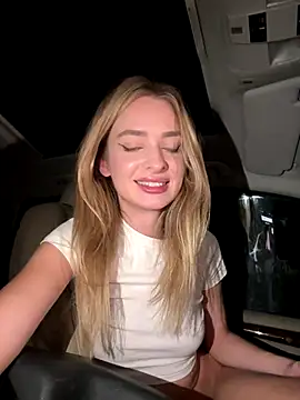 Snapshot of EvieEvans chatting on 12-04-24, 01:03 EvieEvans online show from 12-04-24, 01:03