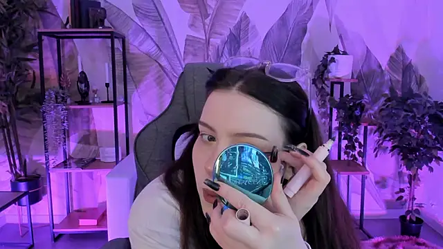 CoralineKeyns online show from 10-21-25, 05:19