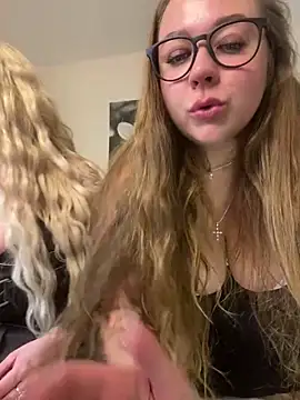 Snapshot of AurorHarris chatting on 12-17-24, 06:31 AurorHarris online show from 12-17-24, 06:31