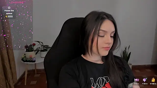 Snapshot of anaveleeez chatting on 12-15-24, 10:15 anaveleeez online show from 12-15-24, 10:15