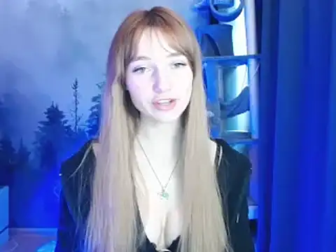 Snapshot of LuciaYoung chatting on 01-08-25, 10:26 LuciaYoung online show from 01-08-25, 10:26