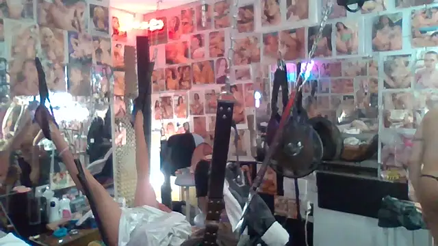 luvs2cumm69 online show from 05-12-26, 08:00