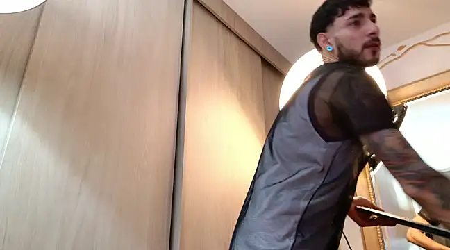 Snapshot of enzo_herrera01 chatting on 02-27-25, 05:45 enzo herrera01 online show from 02-27-25, 05:45