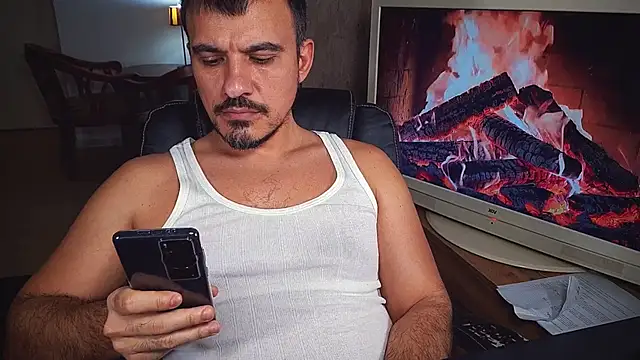 Snapshot of officeman7 chatting on 02-06-25, 04:47 officeman7 online show from 02-06-25, 04:47