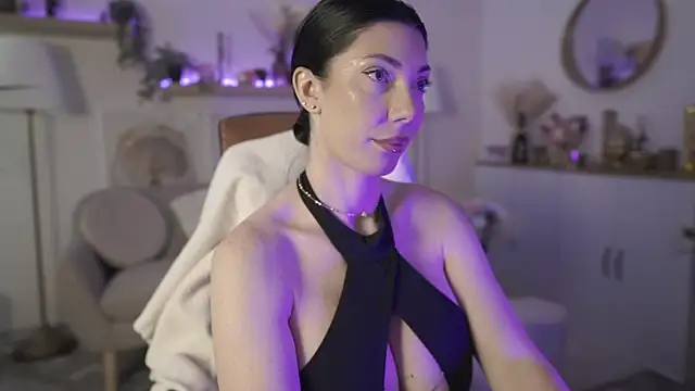 Snapshot of ViviRuth chatting on 05-18-26, 11:38 ViviRuth online show from 05-18-26, 11:38