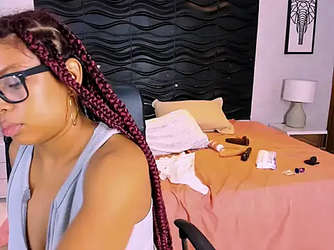 Naomi Tylers online show from 10-26-25, 02:17