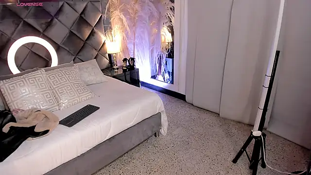 sofhiaa adaams online show from 10-23-25, 10:08