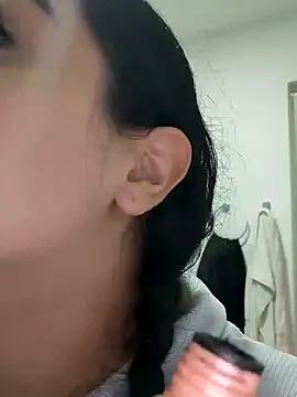 Snapshot of Lia_Hurley chatting on 02-11-25, 02:35 Lia Hurley online show from 02-11-25, 02:35