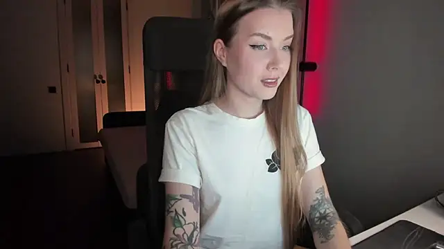 Snapshot of Midnight_Mi chatting on 09-24-25, 03:15 Midnight Mi online show from 09-24-25, 03:15