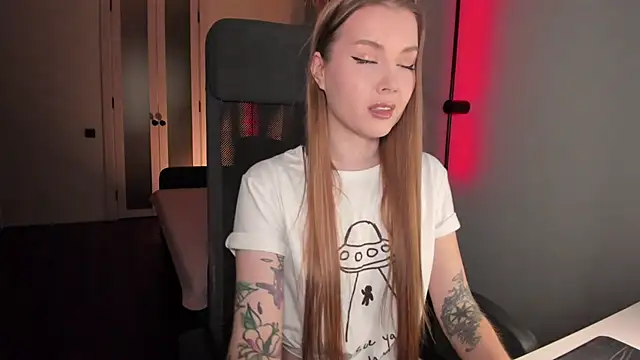 Snapshot of Midnight_Mi chatting on 10-19-25, 03:34 Midnight Mi online show from 10-19-25, 03:34