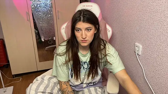 Snapshot of Katrin__kiss chatting on 04-25-26, 04:04 Katrin kiss online show from 04-25-26, 04:04