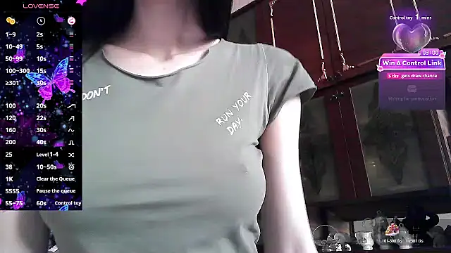 Snapshot of ElizaSwon chatting on 06-02-26, 03:03 ElizaSwon online show from 06-02-26, 03:03
