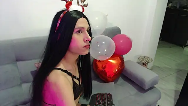Snapshot of Ari-Hall chatting on 12-15-24, 12:18 Ari-Hall online show from 12-15-24, 12:18