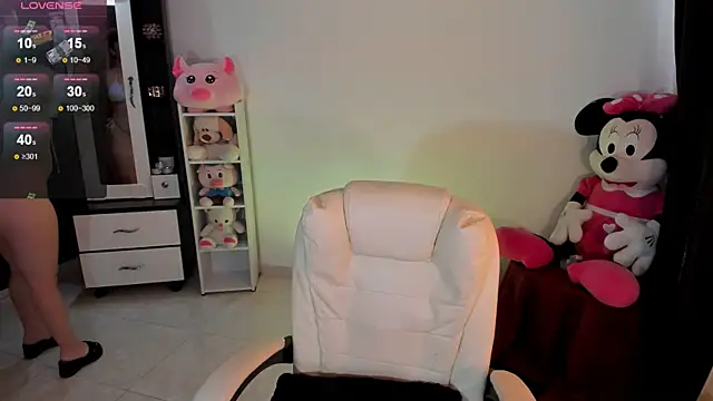 Snapshot of chloejones__ chatting on 02-12-25, 09:11 chloejones online show from 02-12-25, 09:11