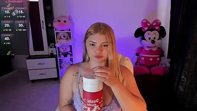Snapshot of chloejones__ chatting on 02-21-25, 03:32 chloejones online show from 02-21-25, 03:32