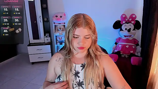 Snapshot of chloejones__ chatting on 02-25-25, 06:53 chloejones online show from 02-25-25, 06:53