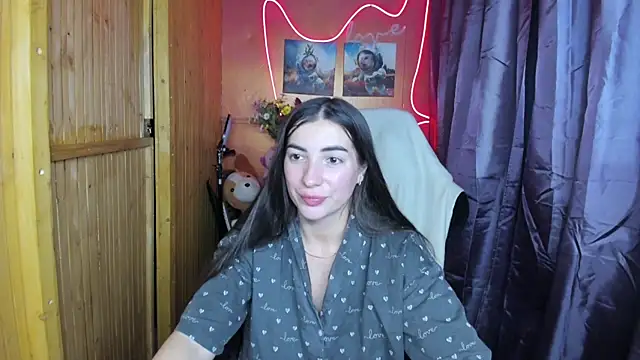 Fiery Brunette  online show from 12-24-24, 09:00