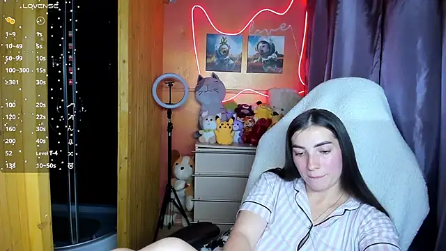 Fiery Brunette  online show from 09-18-25, 09:44