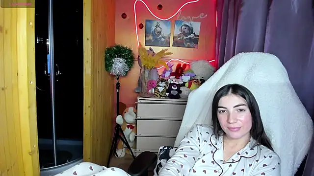 Fiery Brunette  online show from 12-19-25, 03:30