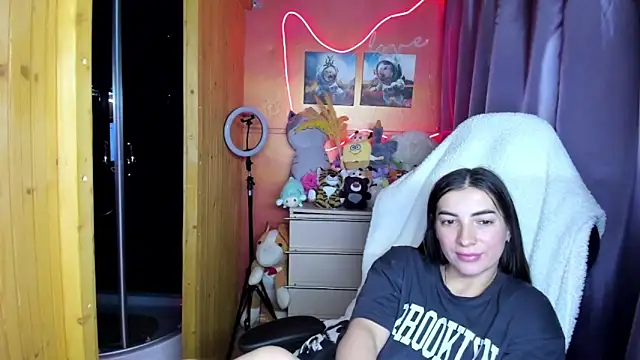 Fiery Brunette  online show from 03-19-26, 05:28