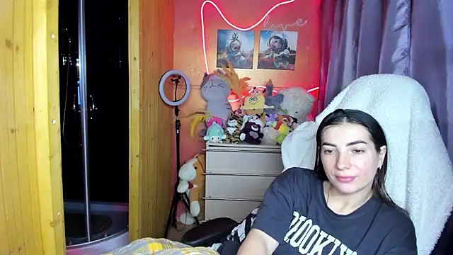 Fiery Brunette  online show from 04-18-26, 01:26