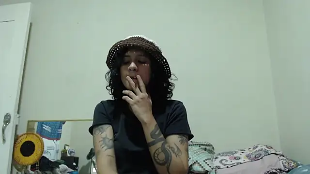 Snapshot of AlinaWoolf_ chatting on 05-18-26, 02:07 AlinaWoolf online show from 05-18-26, 02:07