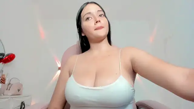 Snapshot of Sarah_angell chatting on 05-19-26, 03:35 Sarah angell online show from 05-19-26, 03:35