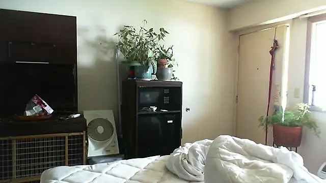 Snapshot of CeceilaMoon chatting on 07-16-26, 04:13 CeceilaMoon online show from 07-16-26, 04:13