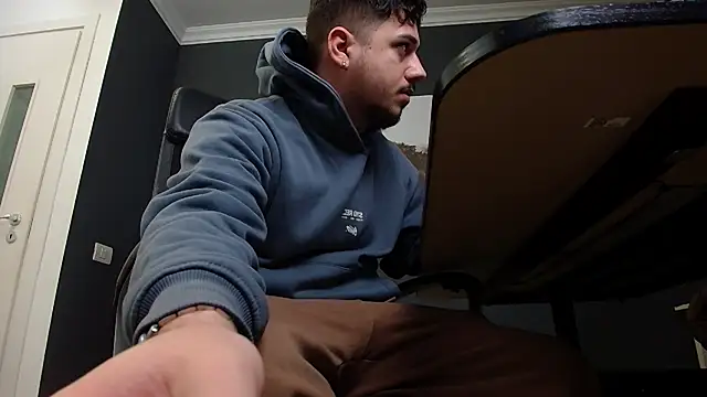 Snapshot of JoshKnights chatting on 02-08-25, 05:40 JoshKnights online show from 02-08-25, 05:40