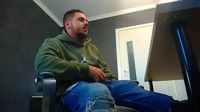 Snapshot of JoshKnights chatting on 09-19-25, 04:47 JoshKnights online show from 09-19-25, 04:47