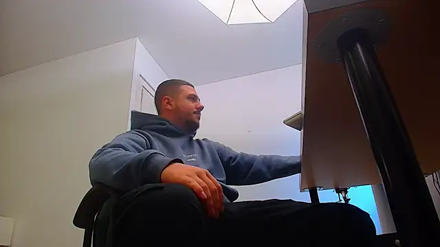 Snapshot of JoshKnights chatting on 09-30-25, 05:12 JoshKnights online show from 09-30-25, 05:12