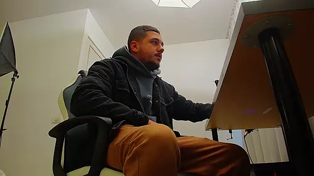 Snapshot of JoshKnights chatting on 10-07-25, 04:42 JoshKnights online show from 10-07-25, 04:42