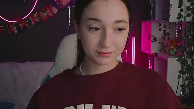 Snapshot of YasmineWest chatting on 10-30-25, 01:51 YasmineWest online show from 10-30-25, 01:51