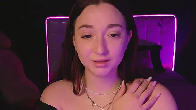 Snapshot of YasmineWest chatting on 11-28-25, 09:01 YasmineWest online show from 11-28-25, 09:01