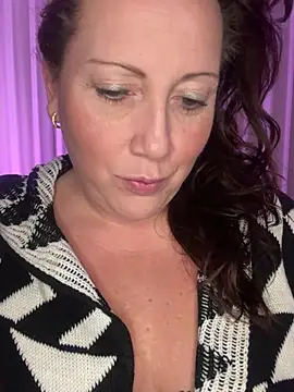 Snapshot of xsexycurvymilf chatting on 01-15-25, 01:31 xsexycurvymilf online show from 01-15-25, 01:31