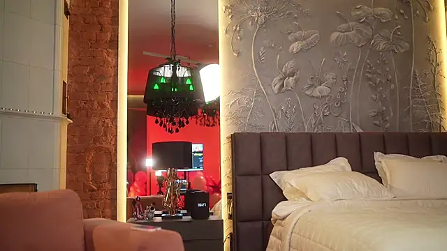 eva fashionista online show from 03-15-25, 03:29