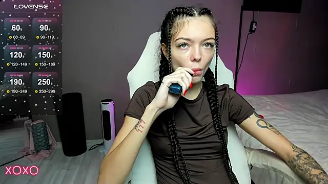 Snapshot of Mariella_Adamss chatting on 10-30-25, 10:06 Mariella Adamss online show from 10-30-25, 10:06