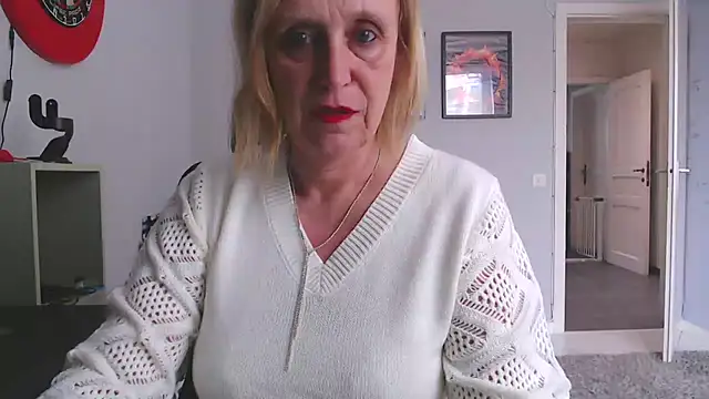 Snapshot of legalyblond chatting on 05-08-26, 07:36 legalyblond online show from 05-08-26, 07:36